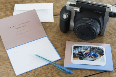 instax Wide pastkarte brūna/zila